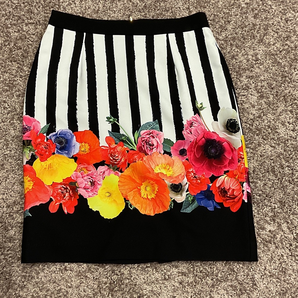 NWT Trina Turk Black and White Floral Pencil Skirt, Size 2